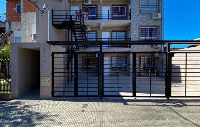 DEPARTAMENTO DE 2 1/2 AMBIENTES EN VENTA EN VILLA LUZURIAGA CON COCHERA Y PATIO CON RENTA