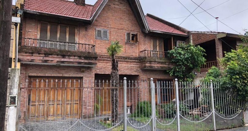 CASA DE 4 AMBIENTES EN VENTA EN LOMAS DEL MIRADOR CON PATIO Y COCHERA CON RENTA