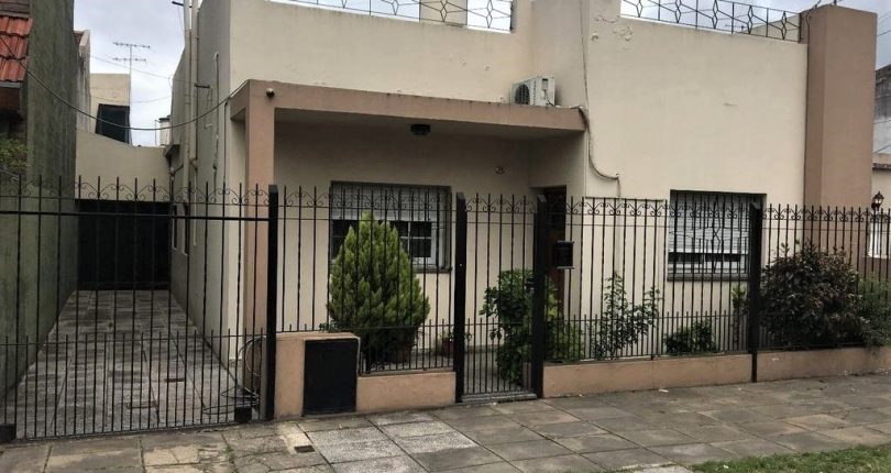 NUEVO PRECIO – CASA DE 3 AMBIENTES EN VENTA EN SAN JUSTO CON COCHERA, QUINCHO Y PATIO