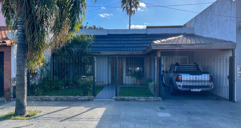 CASA DE 3 AMBIENTES EN VENTA EN LOMAS DEL MIRADOR CON PATIO Y COCHERA