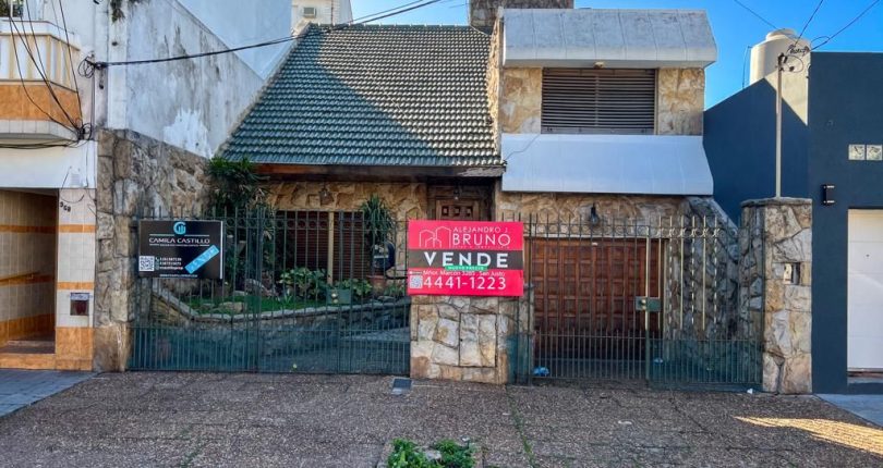 CASA DE 4 AMBIENTES EN VENTA EN RAMOS MEJIA CON COCHERA Y FONDO LIBRE