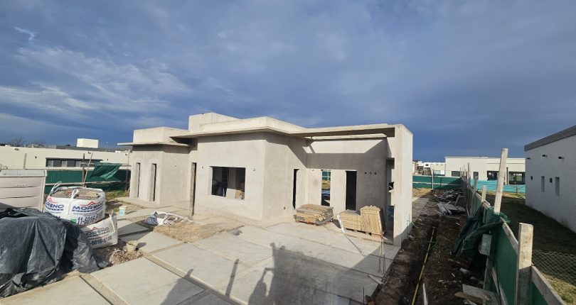 CASA DE 4 AMBIENTES EN VENTA EN MORENO CON GALERIA Y PISCINA – EN CONSTRUCCION – ENTREGA ENERO 2026