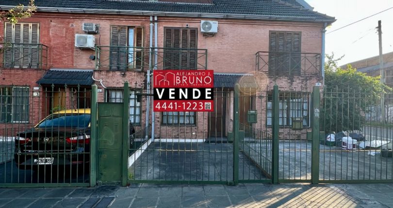 NUEVO PRECIO – TRIPLEX DE 4 AMBIENTES EN VENTA EN RAMOS MEJIA CON COCHERA, PATIO Y PLAYROOM