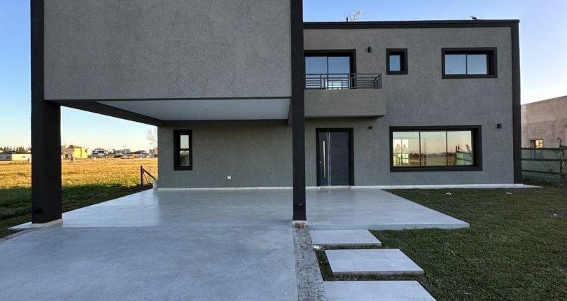EN CONSTRUCCION – CASA DE 4 AMBIENTES EN VENTA EN CANNING CON GALERIA Y PISCINA A ESTRENAR