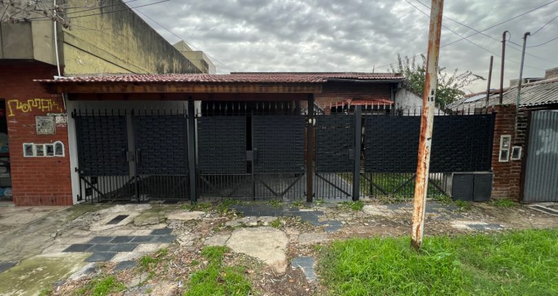 VIVIENDA MULTIFAMILIAR – CASA + DPTO – LOTE 9 x 25 – 2 COCHERAS SEMI-CUBIERTA