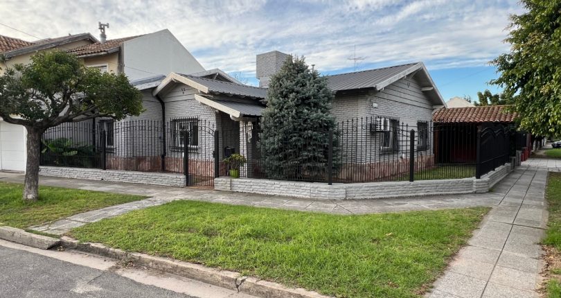 CASA DE 5 AMBIENTES EN VENTA EN LOMAS DEL MIRADOR CON COCHERA Y PATIO