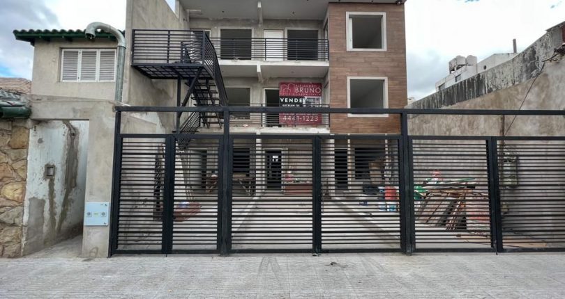 EN CONSTRUCCION – DEPARTAMENTO DE 2 1/2 AMBIENTES EN VENTA EN LOMAS DEL MIRADOR CON PATIO Y COCHERA
