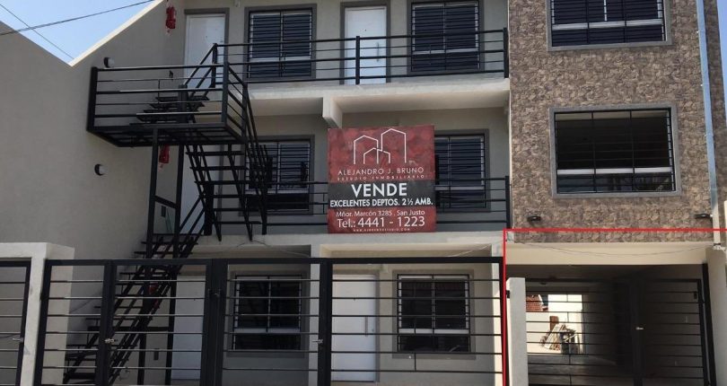 COCHERA CUBIERTA – PORTÓN MANUAL – EN EDIFICIO